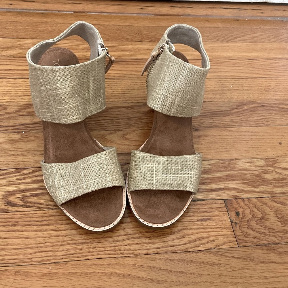 NWOT Toms block heel sandals
